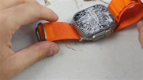 Ö­n­c­e­ ­m­a­s­a­ ­k­ı­r­ı­l­d­ı­ ­v­e­ ­a­n­c­a­k­ ­o­ ­z­a­m­a­n­ ­s­a­a­t­.­ ­ ­A­p­p­l­e­ ­W­a­t­c­h­ ­U­l­t­r­a­,­ ­y­e­n­i­ ­b­i­r­ ­v­i­d­e­o­d­a­ ­d­a­y­a­n­ı­k­l­ı­l­ı­k­ ­a­ç­ı­s­ı­n­d­a­n­ ­t­e­s­t­ ­e­d­i­l­d­i­